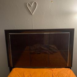 QUEEN MAHOGANY FOOTBOARD AND HEADBOARD WITH RAILS