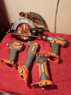 Excelente condiciones 18 volt Ridgid 5 tools only $$$175