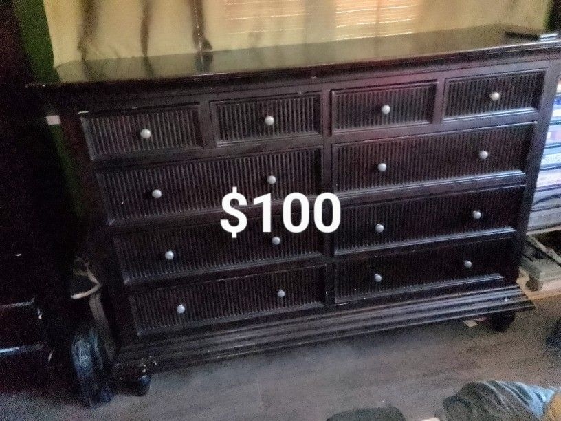 Dresser 