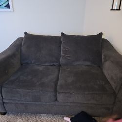 Love Seat With 2 Pillows 