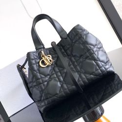 A classic and fashionable single-shoulder bag for women