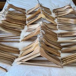 Wooden clothing hangers (120)