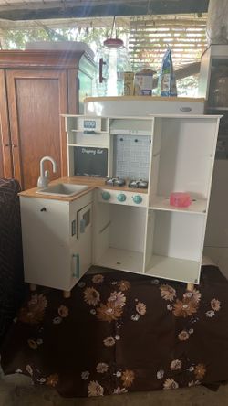 Toy kitchen
