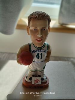 Dallas Mavericks 2001 Dirk Nowitzki SGA bobblehead 