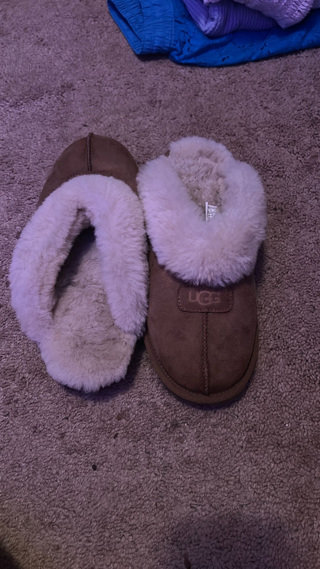 UGGS SLIPPERS