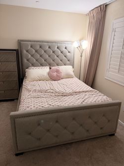 Queen Bed + Mattress + 5-Drawer Chest – Excellent Condition