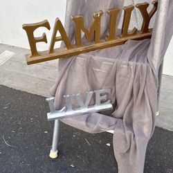 Lettering FAMILY/ LIVE