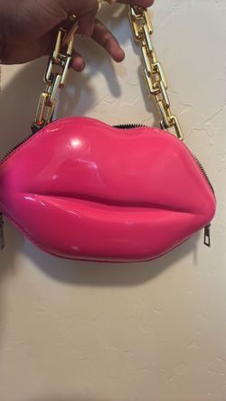 Cute lips purse