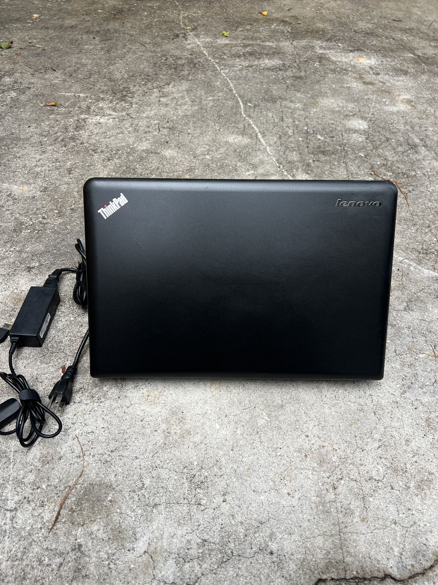 LENOVO LABTOP WINDOWS 10 PRO  500 GIGS HARD DRIVE AND 4 GIGS RAMS WITH / GOOD BATTERY EVERYTHING FINE 