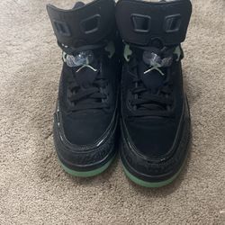 Like new - Black Jordan IV