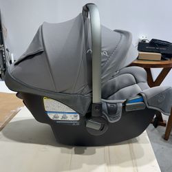 Nuna Pipa Infant Carseat With Base