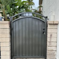 Side gate