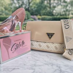 A classy bag and a stunning feminine scent 👛👠✨
