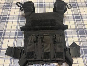 Condor Plate Carrier w/ MOLLE magazine pouch.