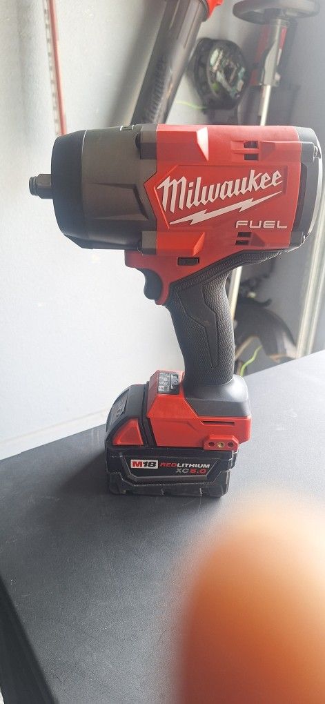 MILWAUKEE M18 IMPACT WRENCH