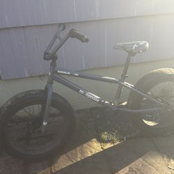 Mongoose bike no chain or pedals