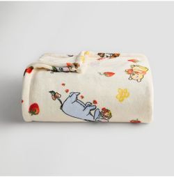 DISNEY WINNIE THE POOH Strawberry Soft Blanket Eeyore Tigger Piglet 60”x72” NWT