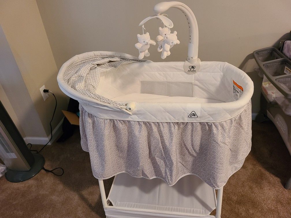 Delta bassinet w/formula and newborn diapers