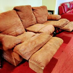 Mathis Brothers Recliner Couch Excellent Condition Very Comfortable Can Deliver 30