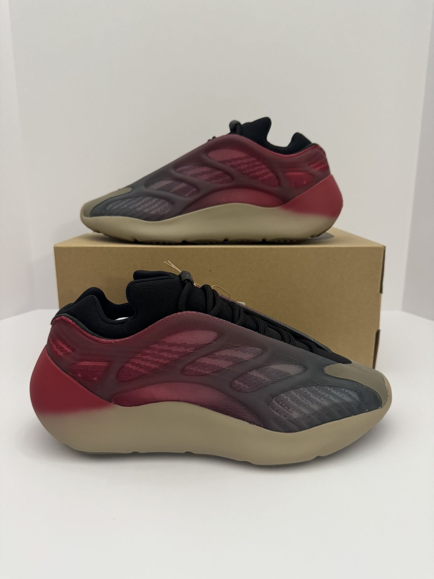 BRAND NEW adidas Yeezy 700 V3 “Fade Carbon” – 10M