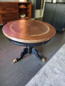 Round pedestal accent table