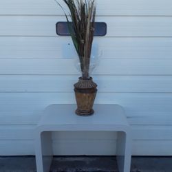 Home Decor Vases With Flowers And Table Like New.