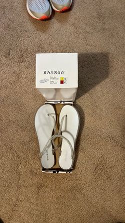 BAMBOO SANDALS   Sz 10  fits a Sz 9