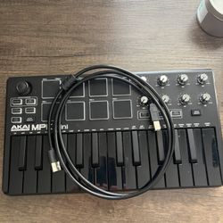 AKAI MPK Mini (MIDI Controller)
