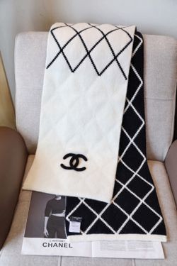 Scarf—a gift for birthdays, Christmas, or Thanksgiving (180 × 30 cm)