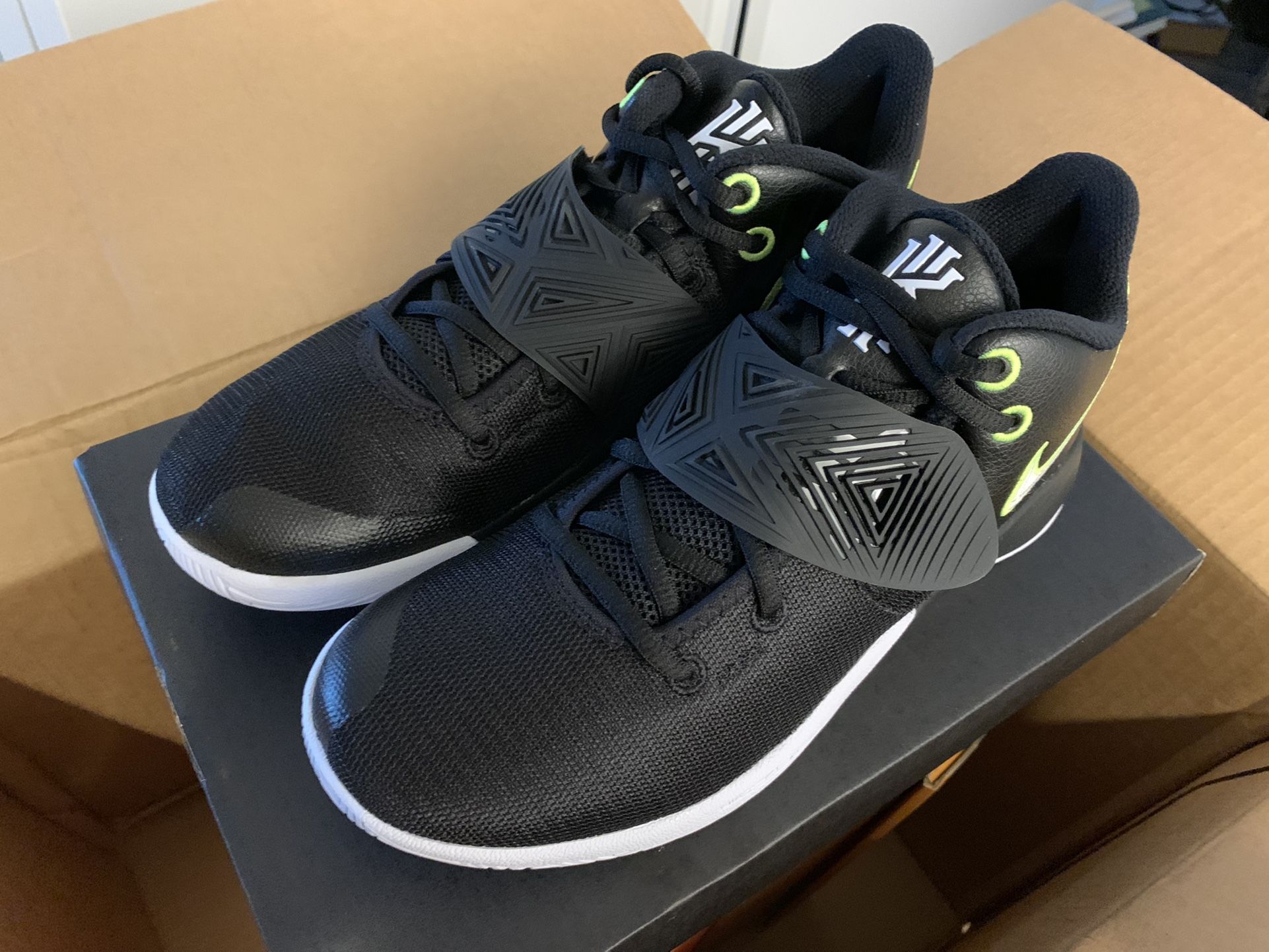 Nike Basketball Shoe Kyrie Flytrap III