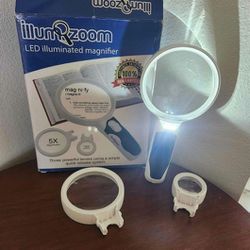 Led Iluminated magnifier.
2X 
5X
16X
3 standard AAA Battery. ( Not included