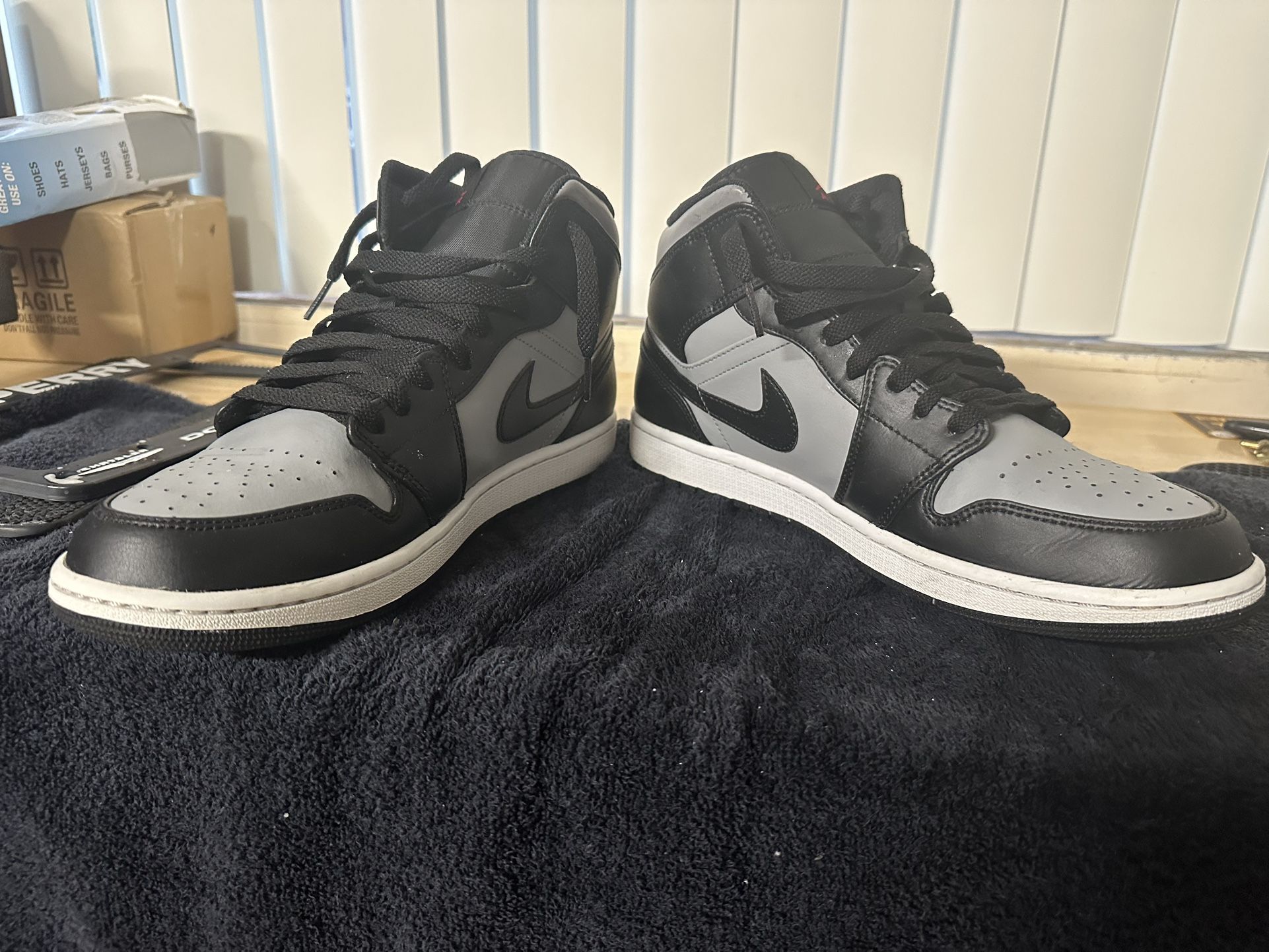 Air Jordan 1 Mid ‘Shadow