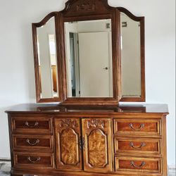 ***Thomasville 3pc Bedroom Set (Dresser w/mirror, Sleigh bed and Smaller Dresser)***