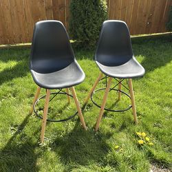 2 barstool chairs like new