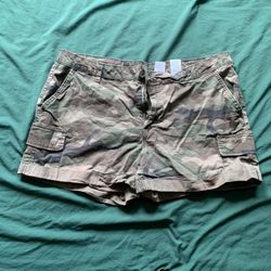 Women’s Camo Shorts Size 16 Mid Rise 