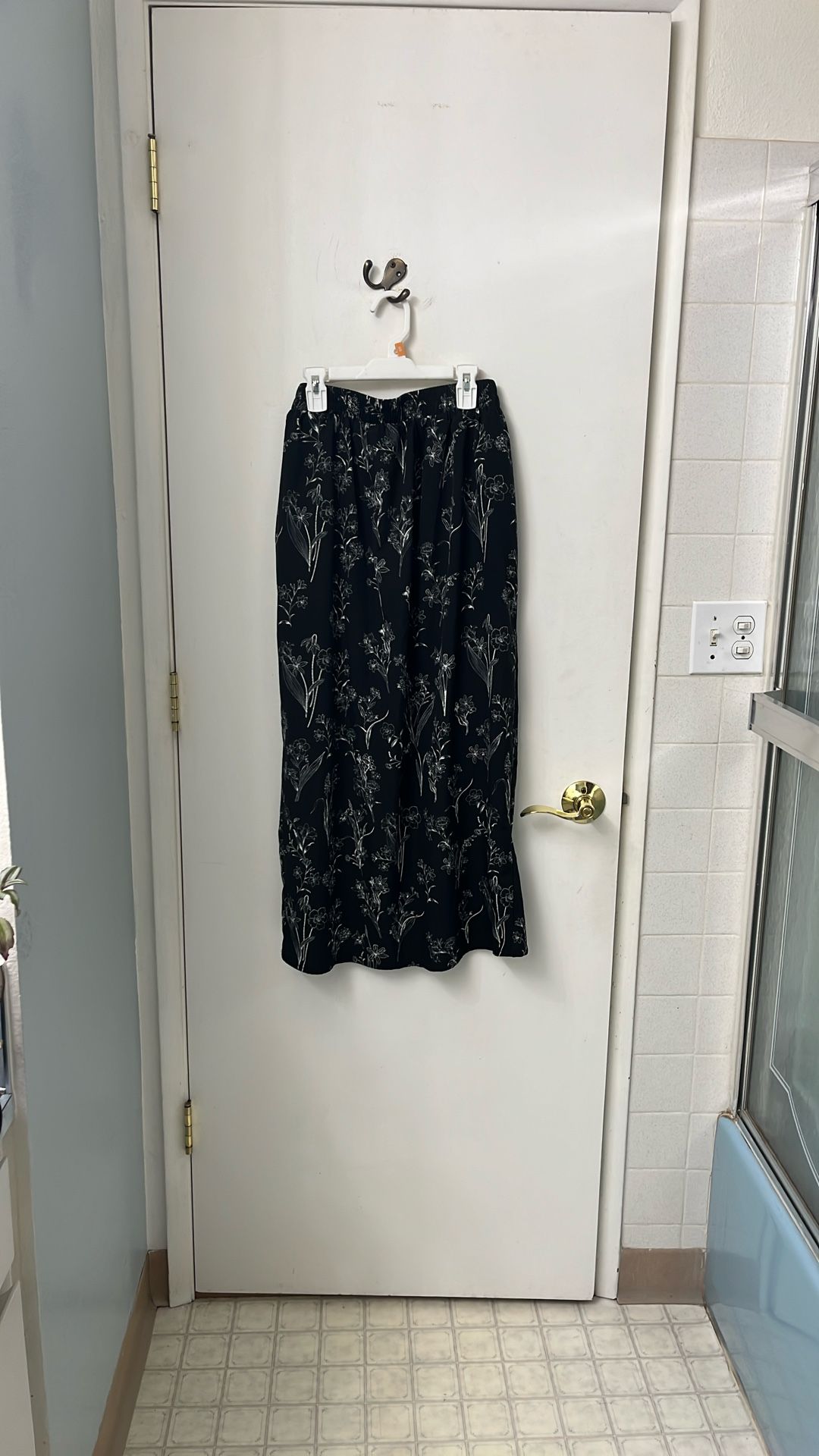 Stylish floral patterned skirt with nodded side accent