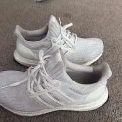 White Ultra boost Adidas 