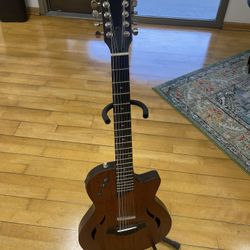 Taylor T5z Classic Mahogany Electric Acoustic Barely Used