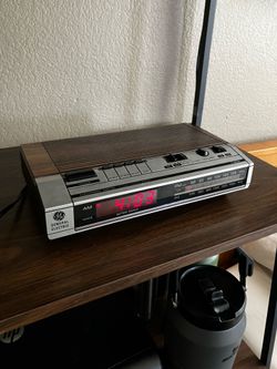 Vintage 80's Woodgrain GE 7-4634B Clock Radio AM/FM Red LED Alarm Clock