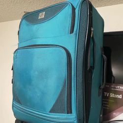 27” PROTEGE Large Green 4-Wheel Spinner Checked Bag Travel Luggage  Good pre-owned condition.   Measurements: 27” tall x 17” wide x 13” deep  Pick up 