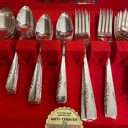 1881 Rogers Oneida Silver plate silverware setting For 8 With Case