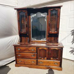 Vintage Dresser With Mirror And Lights 