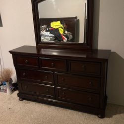 Dresser With Mirror