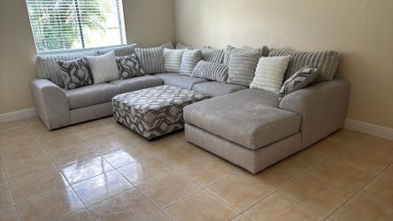 Rooms To Go Moreau Street Gray 3 Pc Sectional