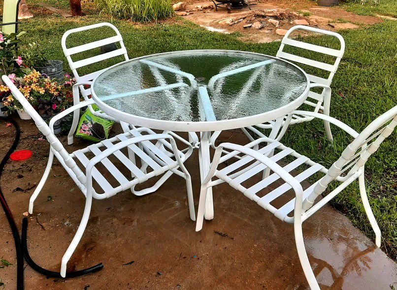 Glass Top Patio Table w/Four Chairs (Metal Frame/Vinyl Straps-Very Sturdy & Comfy) Great Used Condition!