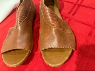 $130 RETAIL BROWN/TAN LEATHER BUENO TAHITI SANDALS LADIES SIZE 11