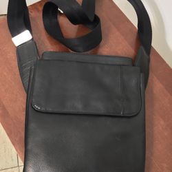 Tumi Black leather medium messenger crossbody Bag. dimensions 8x10. Used but 100% Perfect and excellent condition 