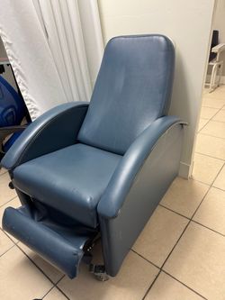 Medical Recliner Chair with Wheels and Footrest