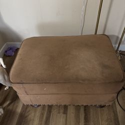 🪑 FREE Ottoman – Great Project Piece or Extra Seating! 🪑