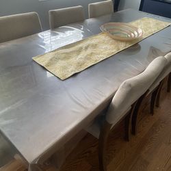 Dining Room Set/Comedor con Sillas. Rarely Used/Raramente Usado